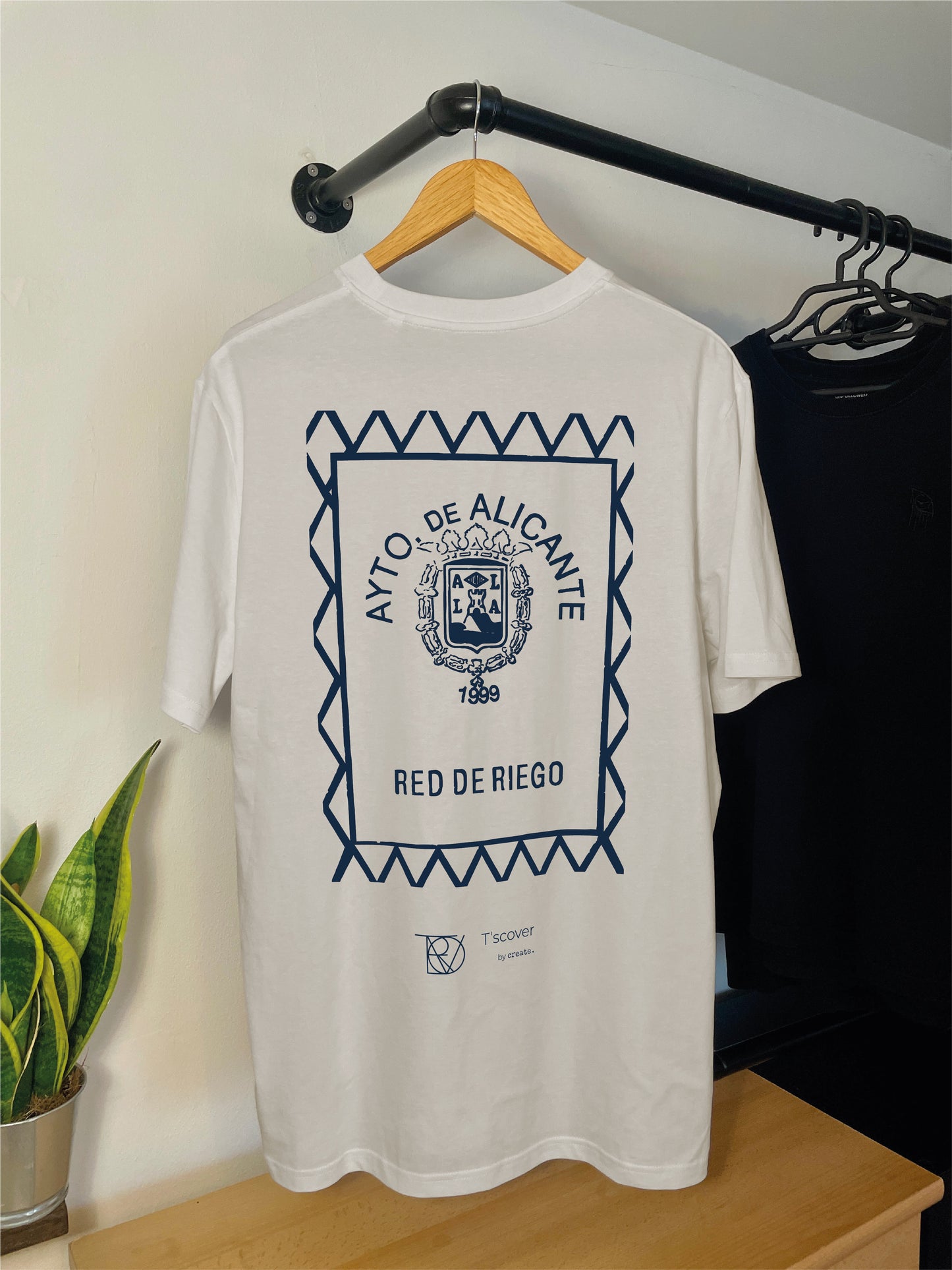 Print shirts
Printshirts
T shirts
Kanaldeckel
Gullydeckel
Design 
Kanaldeckel print
Kanaldeckel design
Kanaldeckel printshirt
T shirt back print 
Back print
Discover 
Tscover 
Aufdruck
Stadt merch
Stadt
Tscover by create.studio
Tscover by create.
Manhole cover
Camiseta
Camiseta estempada
Alicante Alacant Spanien Spain España White weiß blau blue 