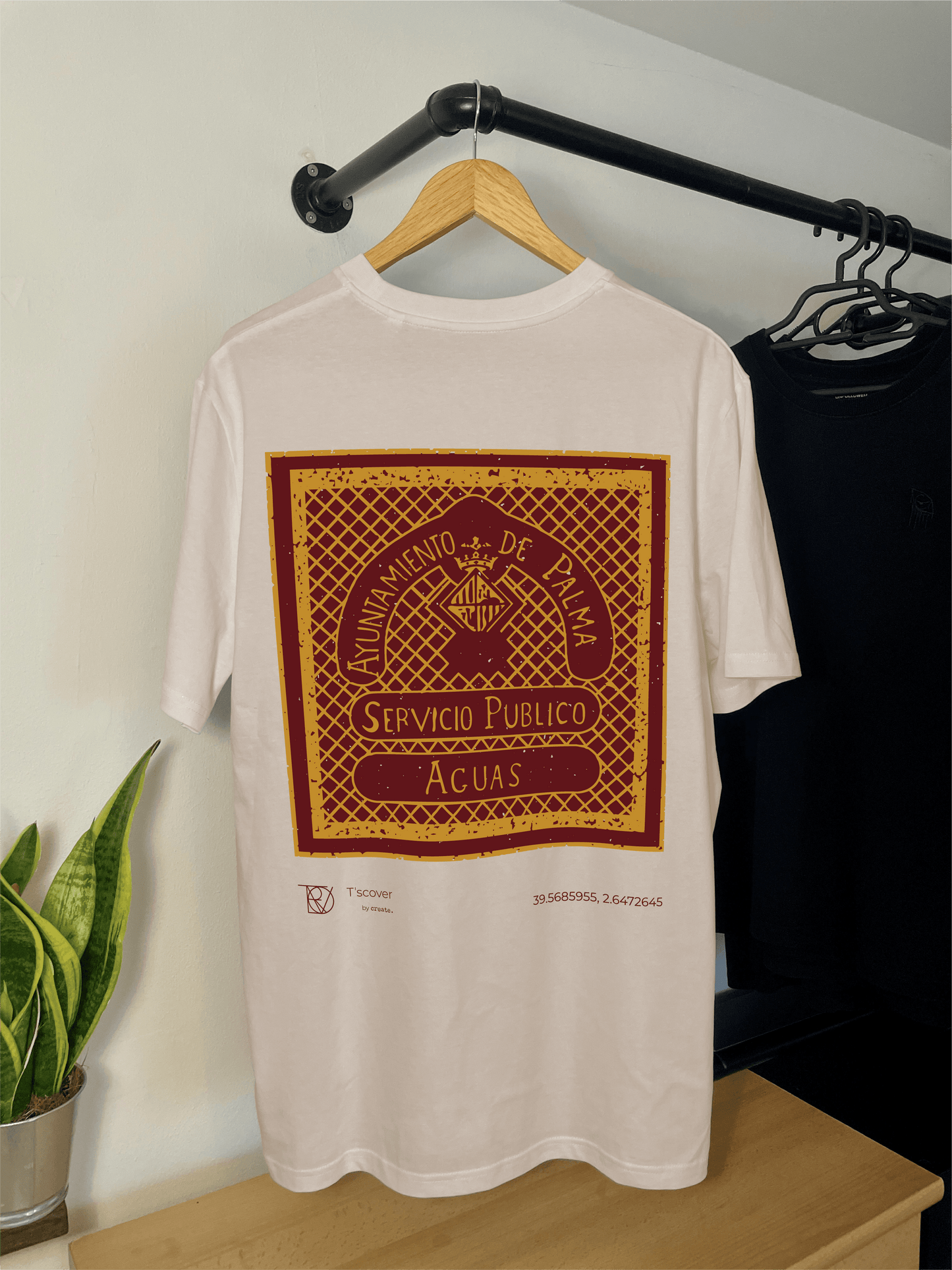 Mallorca Print Shirt Print shirts
Printshirts
T shirts
Kanaldeckel
Gullydeckel
Design 
Kanaldeckel print
Kanaldeckel design
Kanaldeckel printshirt
T shirt back print 
Back print
Discover 
Tscover 
Aufdruck
Stadt merch
Stadt
Tscover by create.studio
Tscover by create.
Manhole cover
Camiseta
Camiseta estempada
Palma de Mallorca